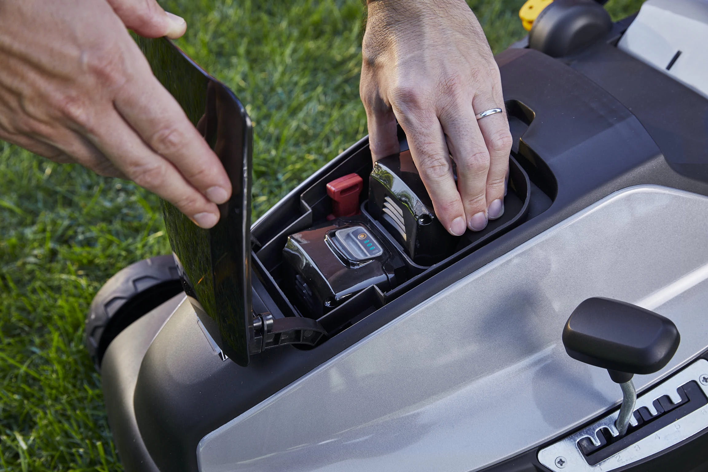 Alpina Garden ALPINA Akku-Rasenmäher AL1 3820 Li - Inkl. 2x 4 Ah Akku U. Doppel-Ladegerät 4 Alpina Garden ALPINA Akku-Rasenmäher AL1 3820 Li - Inkl. 2x 4 Ah Akku U. Doppel-Ladegerät – Bild 4