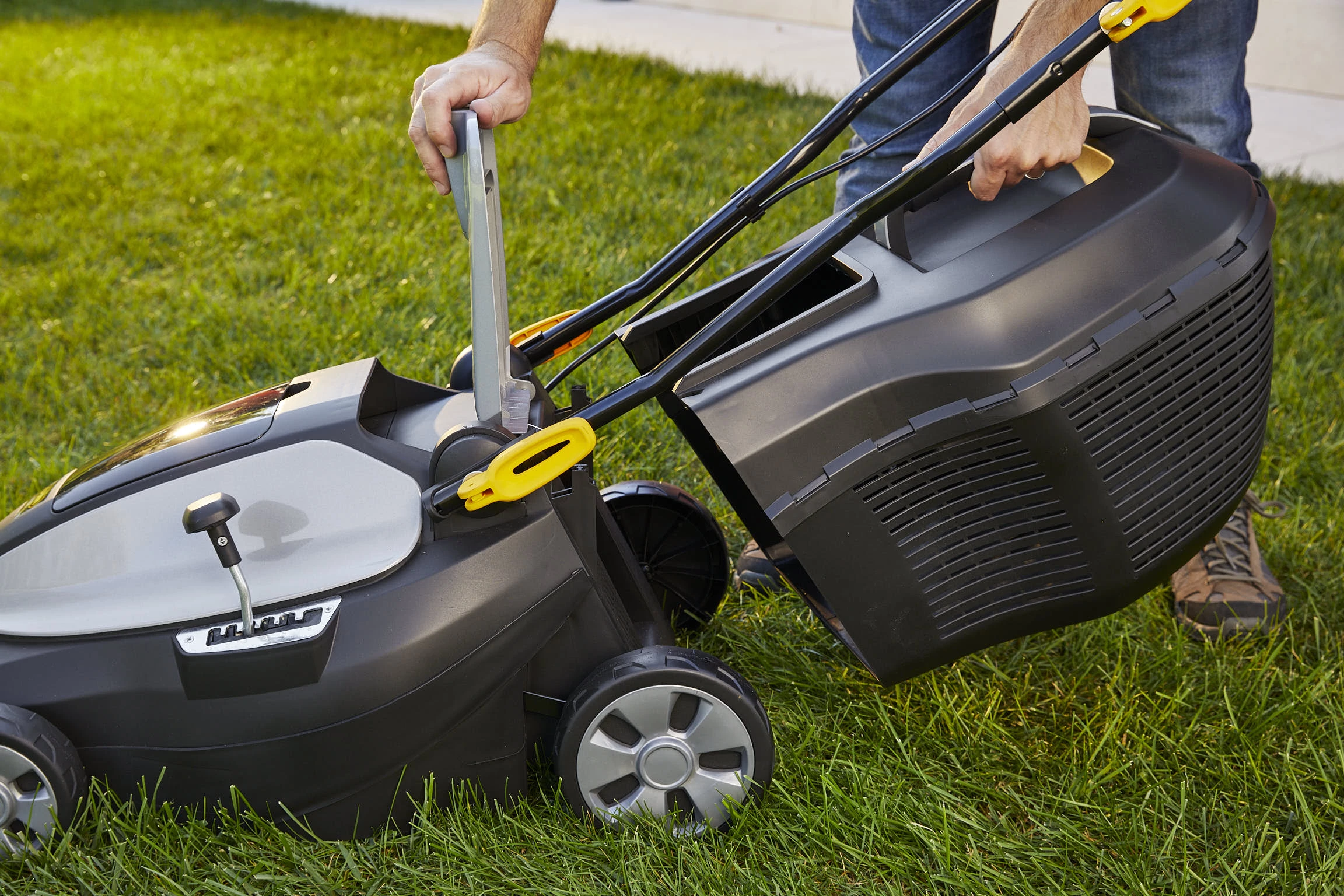 Alpina Garden ALPINA Akku-Rasenmäher AL1 3820 Li - Inkl. 2x 4 Ah Akku U. Doppel-Ladegerät 5 Alpina Garden ALPINA Akku-Rasenmäher AL1 3820 Li - Inkl. 2x 4 Ah Akku U. Doppel-Ladegerät – Bild 5