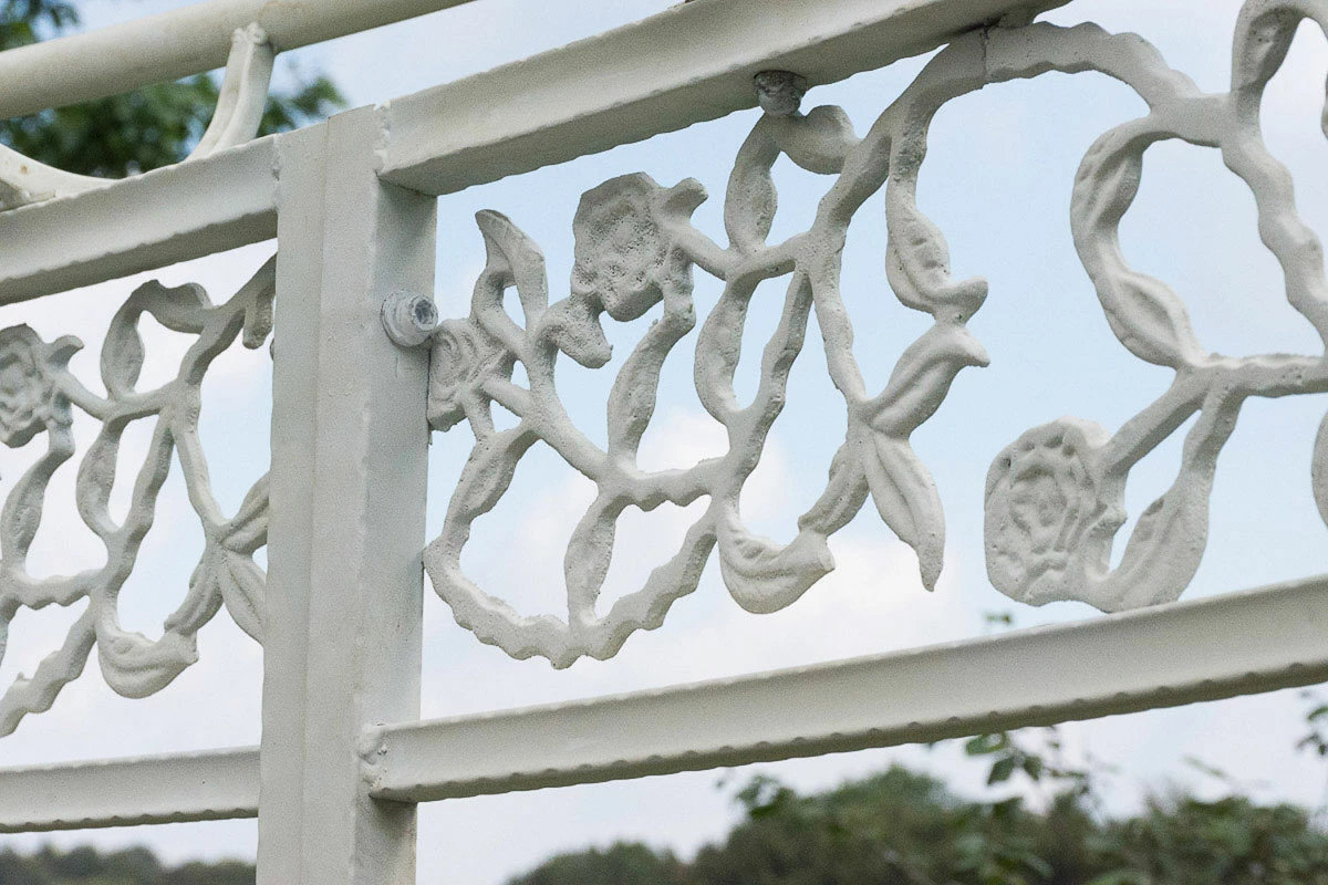 CLP Pavillon ROMANTIK Aus Pulverbeschichtetem Eisen I Runder Pavillon Mit Stilvollen Verzierungen L Bepflanzbarer Rankpavillon 6 CLP Pavillon ROMANTIK Aus Pulverbeschichtetem Eisen I Runder Pavillon Mit Stilvollen Verzierungen L Bepflanzbarer Rankpavillon – Bild 6